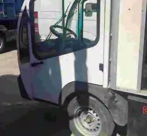 8. Camión eléctrico caja cerrada