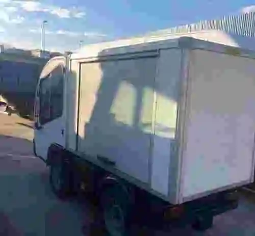 13. Camión eléctrico caja cerrada