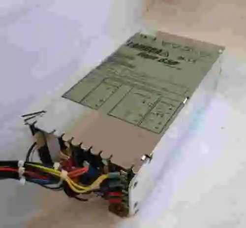 2. Fuente de alimentación TDK-Lambda Vega 650 V608WRC