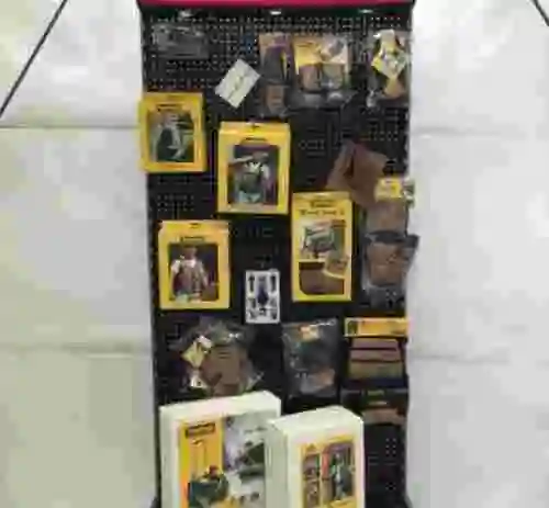 1. NUEVO EXPOSITOR ILUMINADO CON ARTÍCULOS Y HERRAMIENTAS DE FERRETERIA + COLGADORES