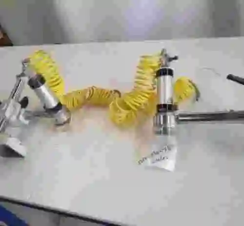 2. Dos soportes neumáticos para fijación de piezas.