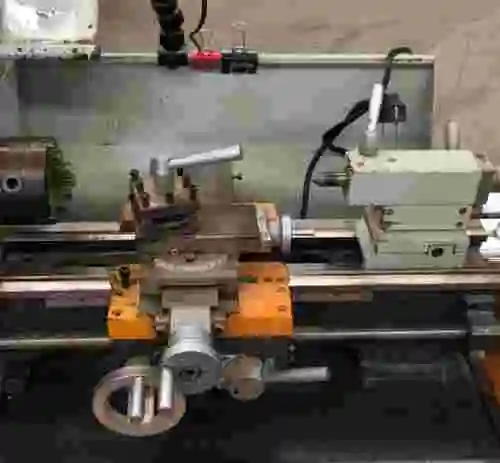 2. Torno QUANTUM D210x400 VARIO con accesorios