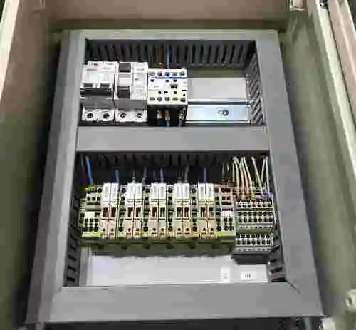 4. 6 CUADROS ESTANCOS CON APARAMENTA ELÉCTRICA