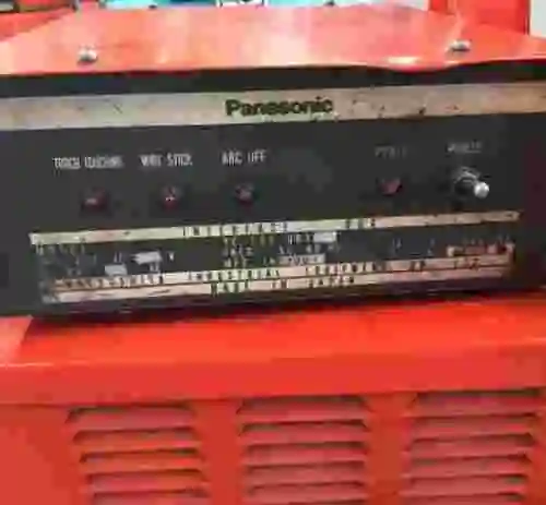 6. Equipo de soldadura con robot Pana Star HF-350 con control dé alimentación.