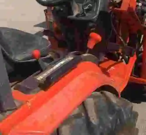 13. Tractor KUBOTA B2410 con pala KUBOTA LA302