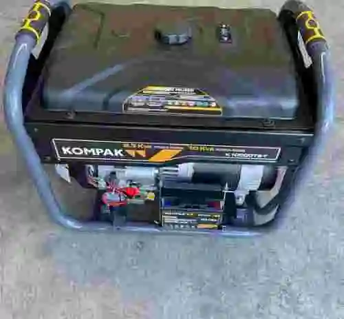 10. Generador Kompak Gasolina Full Power 10 KVA AVR