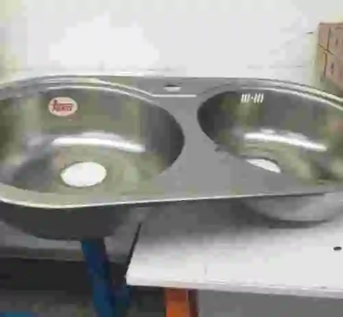 2. Lote de lavabo Inox dos senos+ dos lavabos individuales + una barbacoa.