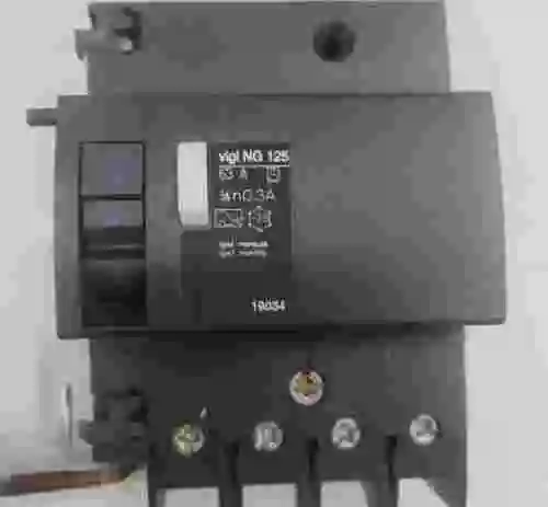 2. MERLIN GERIN VIGI NG 125 DISYUNTOR