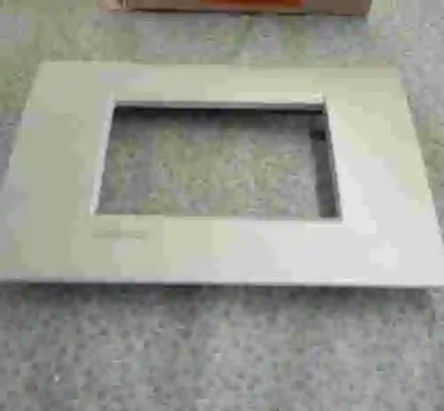 1. Placa livinglight air 3 módulos BTICINO LNC4803PR