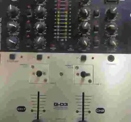 2. Mezclador American DJ Q-D3