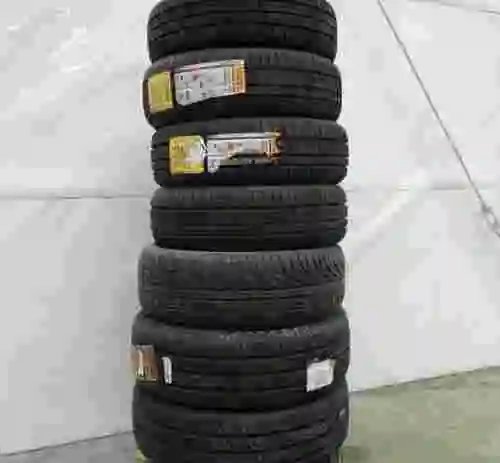 2. LOTE DE NEUMÁTICOS NUEVOS + SOPORTE CON RUEDAS PARA TALLER