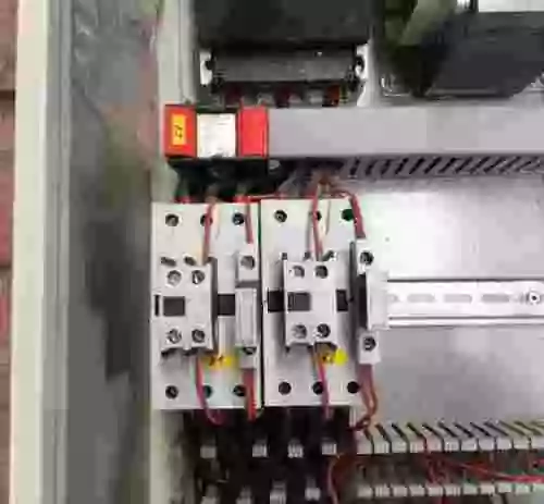 14. CUADRO DE POTENCIA Y MANIOBRA CON CUADRO FUSIBLES, TRANF. MANIOBRA Y AUTOMATA SIEMENS