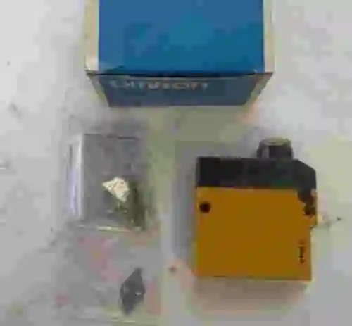 1. Sensor fotoeléctrico OMRON E3A-R3M2