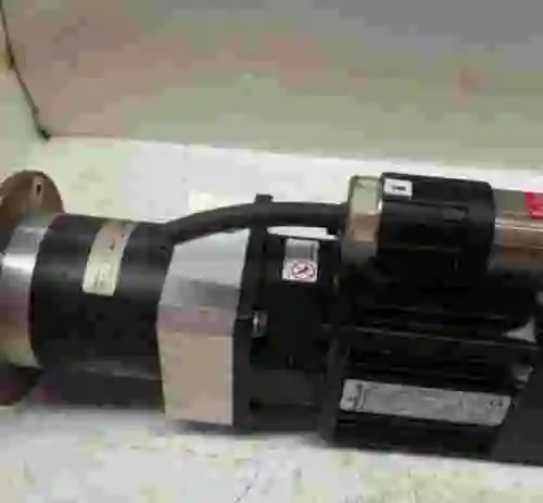 1. SERVOMOTOR BAUMULLER DSG 45-S CON REDUCTOR NEUGART PLE 80