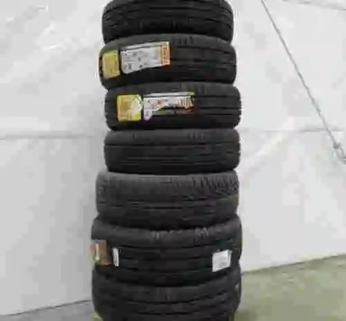 1. LOTE DE NEUMÁTICOS NUEVOS + SOPORTE CON RUEDAS PARA TALLER