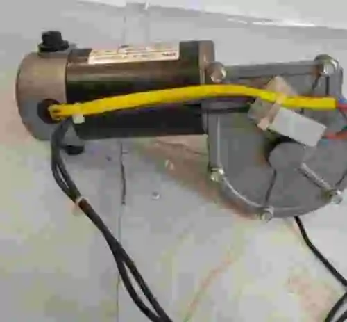 1. Motor reductor de imanes permanentes M.E.S.S 110V DC