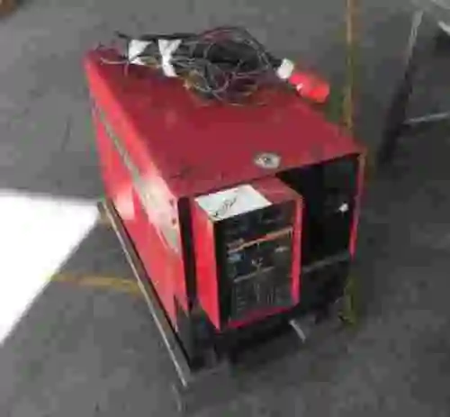 2. Grupo de soldadura Lincoln  Power Wave 455M para soldar con robot.