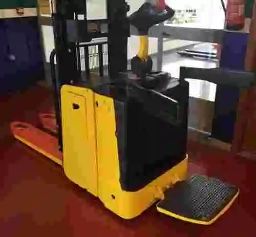 3. Apilador eléctrico con plataforma para operario Hyster