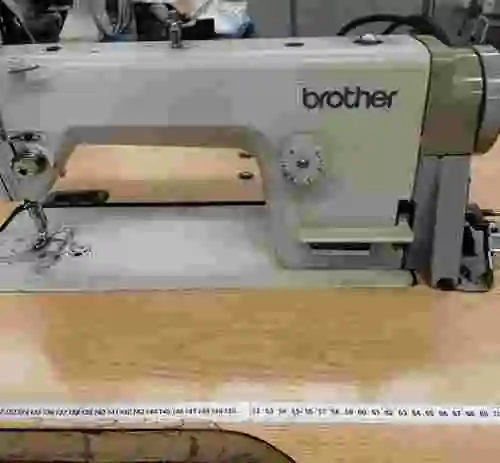 4. MAQUINA DE COSER BROTHER SL-755-3A CON MESA GRANDE