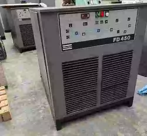 13. Compresor Atlas Copco GA110 de 110 kW y 10 bar + Secador frigorífico Atlas Copco FD 450
