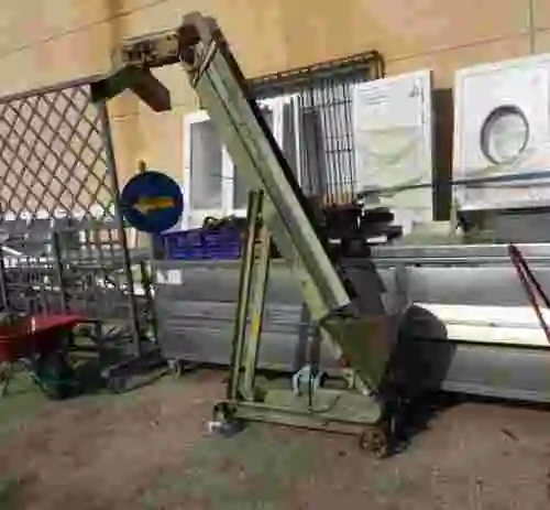 1. Elevador con tolva de Inox y variador de frecuencia  para regular la velocidad