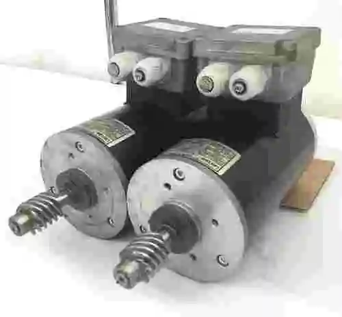 7. LOTE DE 2 MOTORES MARCA LENZE DE 0.06KW