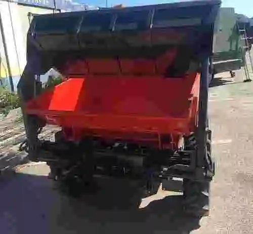 4. Dumper Agria basculante con pala Cargadora