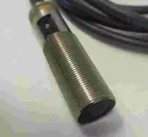 2. Sensor OMRON E3FM-DS20E1