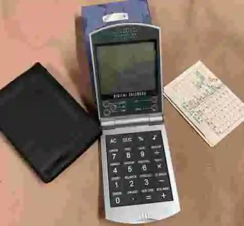 7. 100 UNIDADES CALENDARIO, ALARMA, CALCULADORA DIGITAL