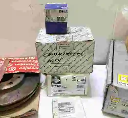 57. LOTE DE REPUESTOS ORIGINALES PARA AUTOMÓVILES