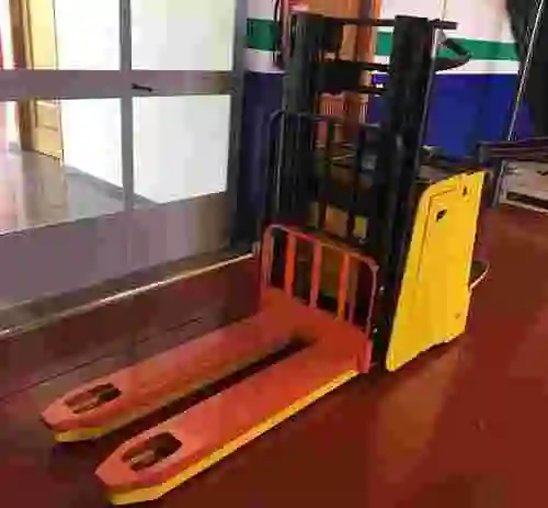 4. Apilador eléctrico con plataforma para operario Hyster