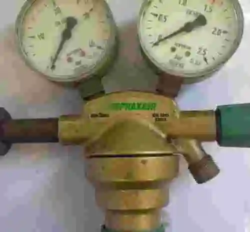 2. Regulador de gas PRAXAIR DIN 2002-ME-ACETILENO