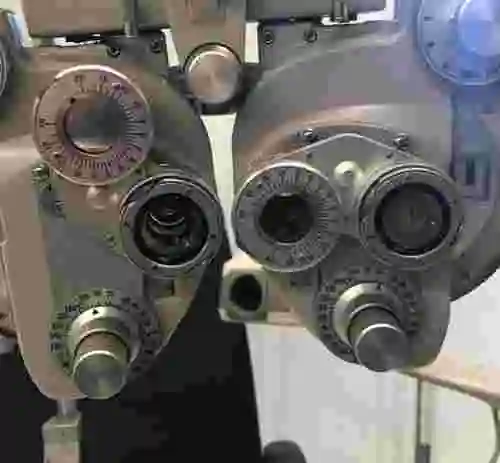 8. MESA OCULISTA INDO INNOVO-NIDEX REFRACTOR RT-600 + NIDEX AUTO CHART PROJECTOR CP-670
