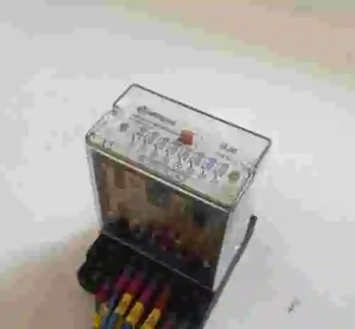 1. Relé ARTECHE BJ8 125VCC
