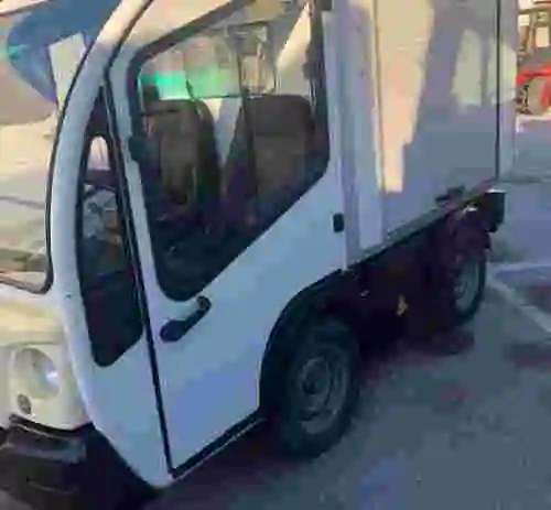 15. Camión eléctrico caja cerrada
