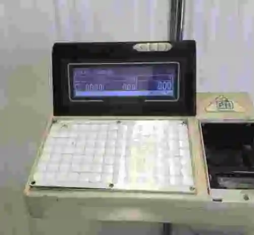 3. Bascula sobremesa con pantalla ,impresora y caja registradora.
